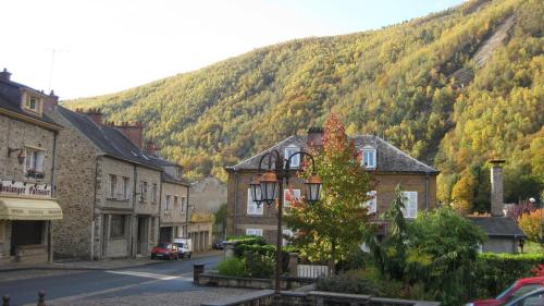 una pequeña ciudad con una montaña en el fondo en Gîte de vac’s et d’affaires à Monthermé, en Monthermé
