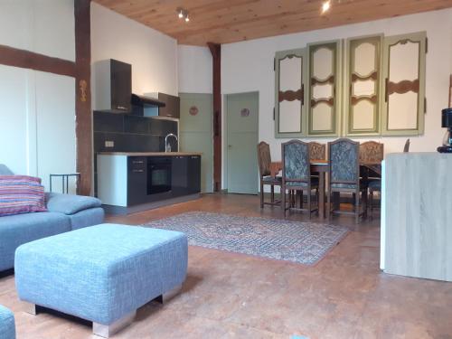 un salon avec un canapé et une table dans l'établissement Chambre&Table d'hotes PtitMonde, à Ban-sur-Meurthe-Clefcy