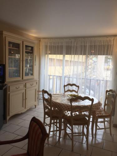 Afbeelding uit fotogalerij van 200m de la plage ,3mn du port à 50m du centre ville in Carry-le-Rouet