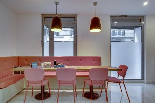 une salle à manger avec une table et des chaises roses dans l'établissement Sweett - Trevise, à Paris