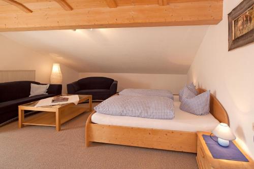 מיטה או מיטות בחדר ב-Ferienbauernhof Köpf