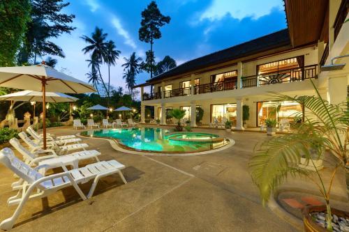 une maison avec une piscine, des chaises et un parasol dans l'établissement Royal Cottage Residence, à Lamai