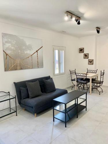 un salon avec un canapé bleu et une table dans l'établissement T2 bis cosy climatisé, Intra Muros Avignon, à Avignon