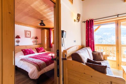 Ένα ή περισσότερα κρεβάτια σε δωμάτιο στο Les Chalets de La Griyotire