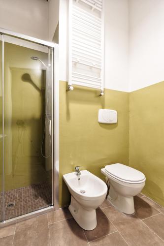 a bathroom with a toilet and a shower at Le petit coeur de la ville in Turin