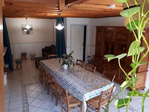 une salle à manger avec une table et des chaises dans l'établissement La Sénonaise, à Sens sur Seille