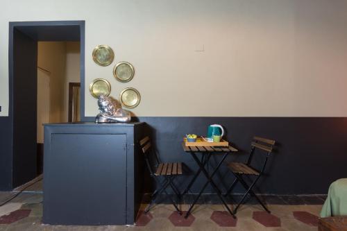 a room with a table and a statue and chairs at Le petit coeur de la ville in Turin