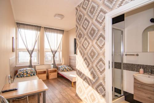 Un baño pequeño con lavabo y espejo. en Noclegi Elan, en Łódź