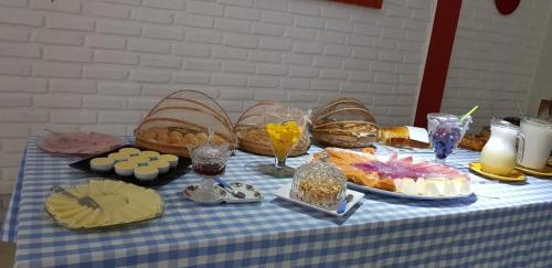 een blauwe en witte tafel met eten erop bij Vivenda Xawã in Corumbau