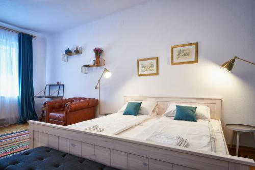 Un pat sau paturi într-o cameră la City Escape Apartments