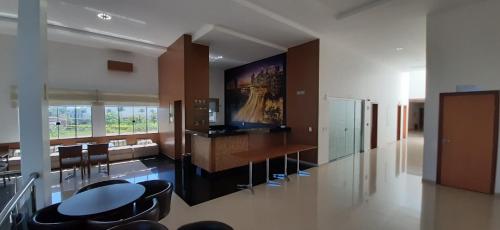 Televisyen dan/atau pusat hiburan di Guines Palace Hotel