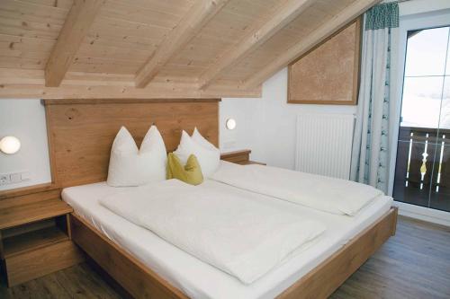 フュッセンにあるBauernhaus Markus Köpfの窓のある部屋にある大きな白いベッド