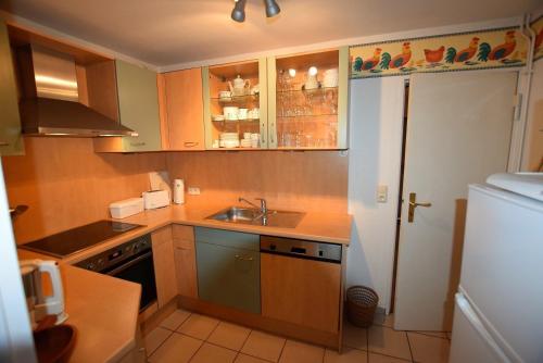 a small kitchen with a sink and a stove at Witt-Hues in Hohwacht