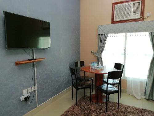 A television and/or entertainment centre at Discovery Furnished Apartments (Al-Amerat)