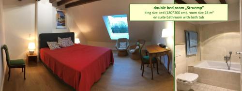 een slaapkamer met een bed en een badkamer met een bad bij Bed & Brockhof Meerbusch in Meerbusch