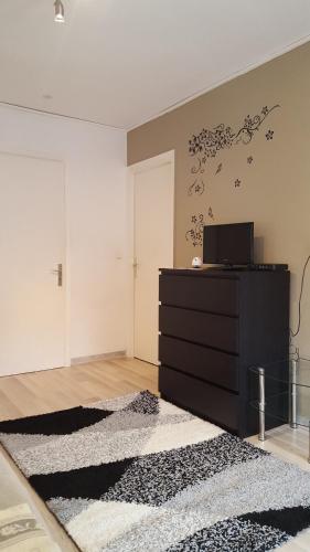 une chambre avec une commode noire et un tapis noir dans l'établissement Nice Centre, Superbe Studio Proche Mer, à Nice