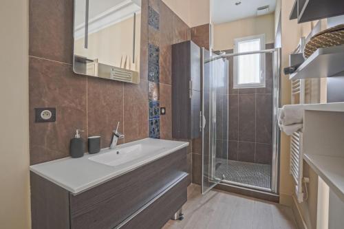 La salle de bains est pourvue d'un lavabo et d'une douche. dans l'établissement NOCNOC - Le Terracotta, à Montpellier