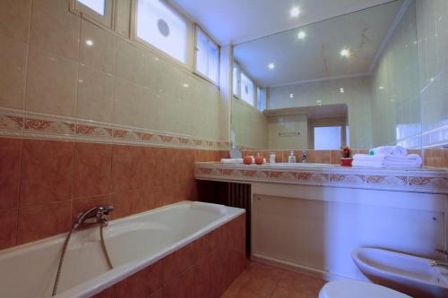 La salle de bains est pourvue d'une baignoire, de toilettes et d'un miroir. dans l'établissement Heart of the Center Superb Flat 50 meters from the sea, à Nice