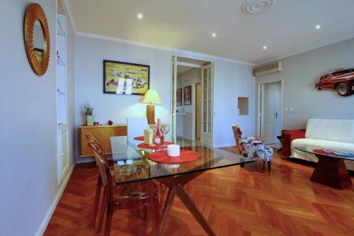 un salon avec une table et un canapé dans l'établissement Heart of the Center Superb Flat 50 meters from the sea, à Nice