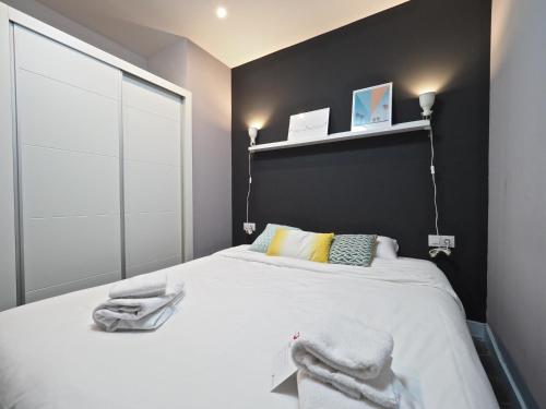 Postel nebo postele na pokoji v ubytování Torrassa Cozy Apartment by Olala Homes