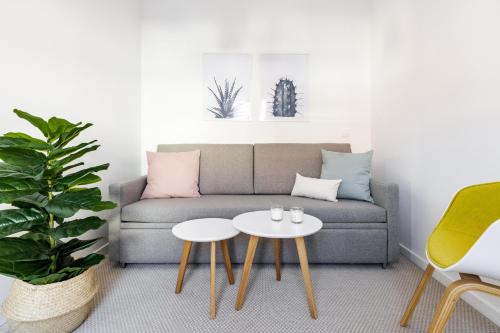 MAD Apartments by Olala Homes tesisinde bir oturma alanı