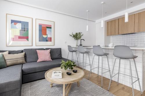 Χώρος καθιστικού στο Style Apartments by Olala Homes