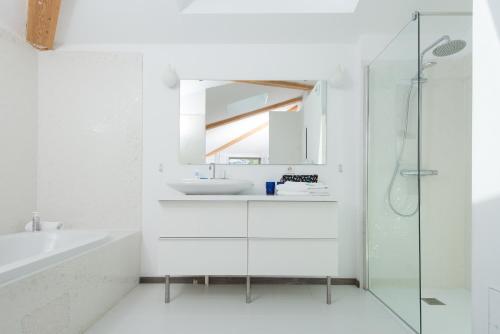 Salle de bains dans l'établissement Hôtel 96