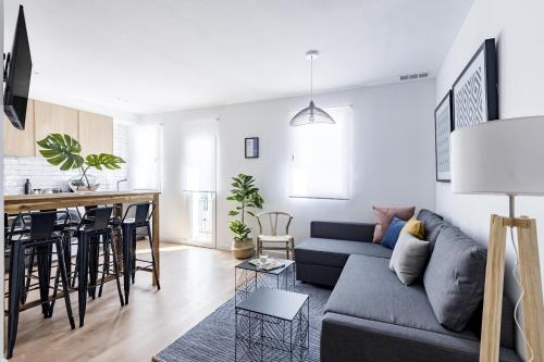 Style Apartments by Olala Homes tesisinde bir oturma alanı