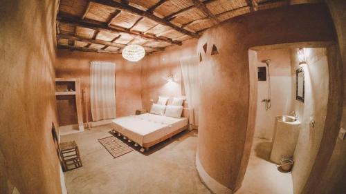 ein großes Schlafzimmer mit einem Bett und einem Badezimmer in der Unterkunft Tigmi Hamid in Aït-Ben-Haddou