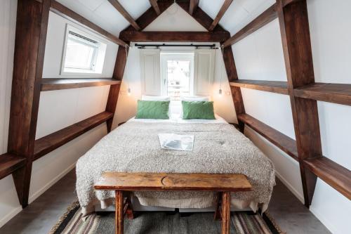 een slaapkamer met een bed en een tafel bij Hotel Dwars in Amsterdam
