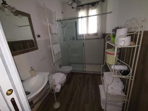 Koupelna v ubytování Agriturismo Torre Mannella - La Loggia