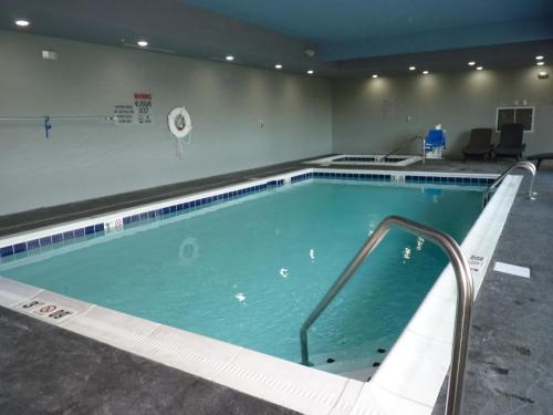 a large swimming pool with an empty at La Quinta by Wyndham Paducah in Paducah