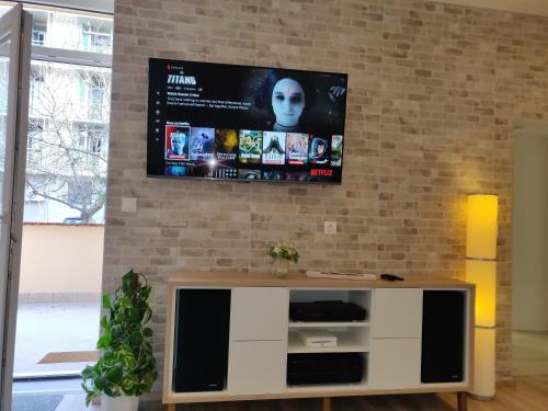 Luxery Spa Apartment Zagrebにあるテレビまたはエンターテインメントセンター