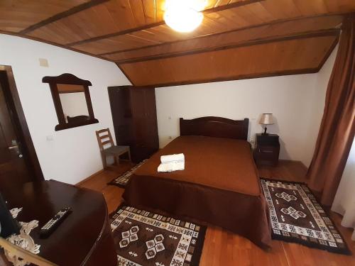 Un pat sau paturi într-o cameră la Casa din Salcami