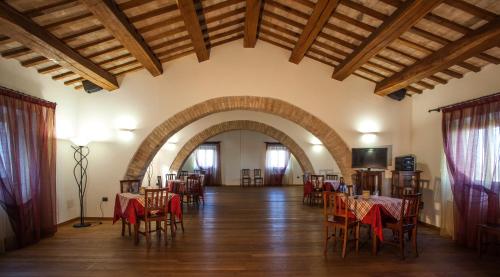 uma sala de jantar com mesas e cadeiras num edifício em Il Ristoro Del Viandante em Offagna