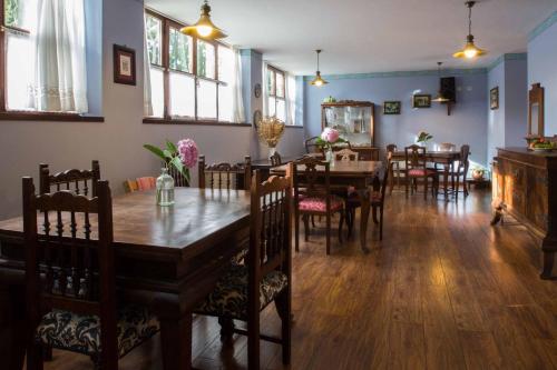 - une salle à manger avec une table et des chaises dans l'établissement Hotel El Carmen, à Ribadesella