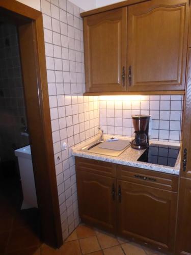 una cocina con armarios de madera y una batidora en una encimera en Landhaus Sailer, en Mittenwald
