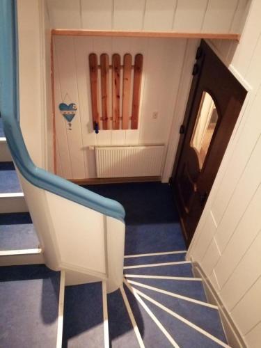a staircase in a room with skis on the wall at Ferienhaus im Kumbachtal in Gräfenthal
