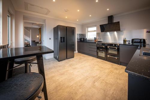 cocina grande con nevera de acero inoxidable en Skye Bay en Portree