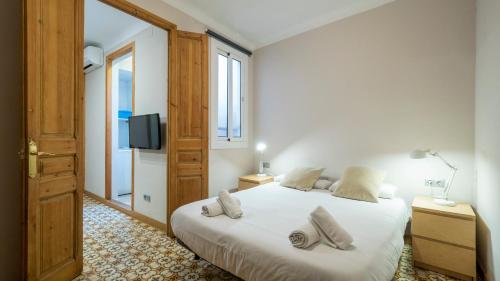 um quarto com duas camas e uma televisão em Acogedor apartamento de 2 dormitorios em Barcelona