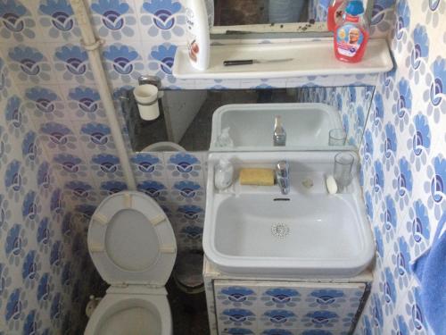 Kupaonica u objektu Kokos Traditional Family House