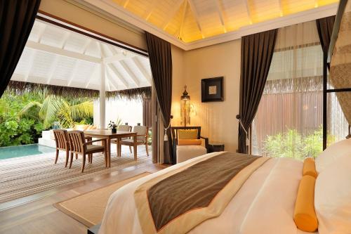 Una cama o camas en una habitación de Ayada Maldives