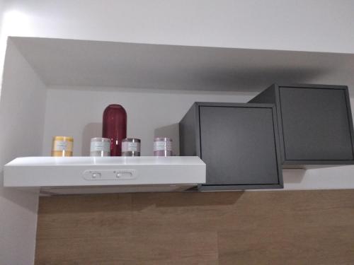 półka w rogu pokoju z lekami w obiekcie Fabretti House - Centro storico w mieście Perugia