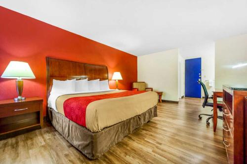 Cette chambre comprend un grand lit et un bureau. dans l'établissement Econo Lodge Inn & Suites Brookings, à Brookings
