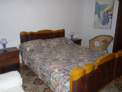1 dormitorio con 1 cama, 2 sillas y mesa en Dammuso Tracino, en Pantelleria