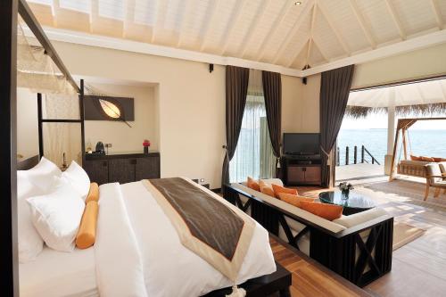 Una cama o camas en una habitación de Ayada Maldives