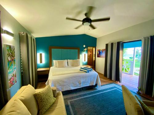 Schlafzimmer mit einem Bett und einem Deckenventilator in der Unterkunft Blue Horizon Boutique Resort in Vieques