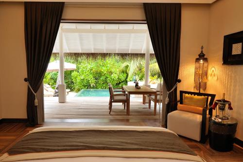 Una cama o camas en una habitación de Ayada Maldives