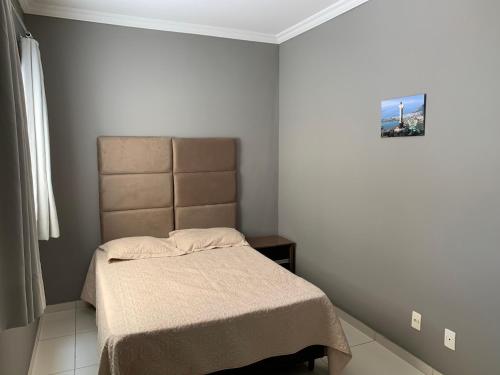 1 dormitorio pequeño con 1 cama en una habitación en Green House Apartamentos en Ubá
