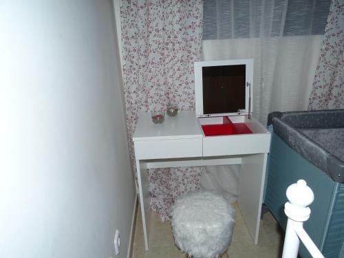 Un pequeño baño con lavabo y cama. en APARTAMENTO PISCINA VIENA, en Roses